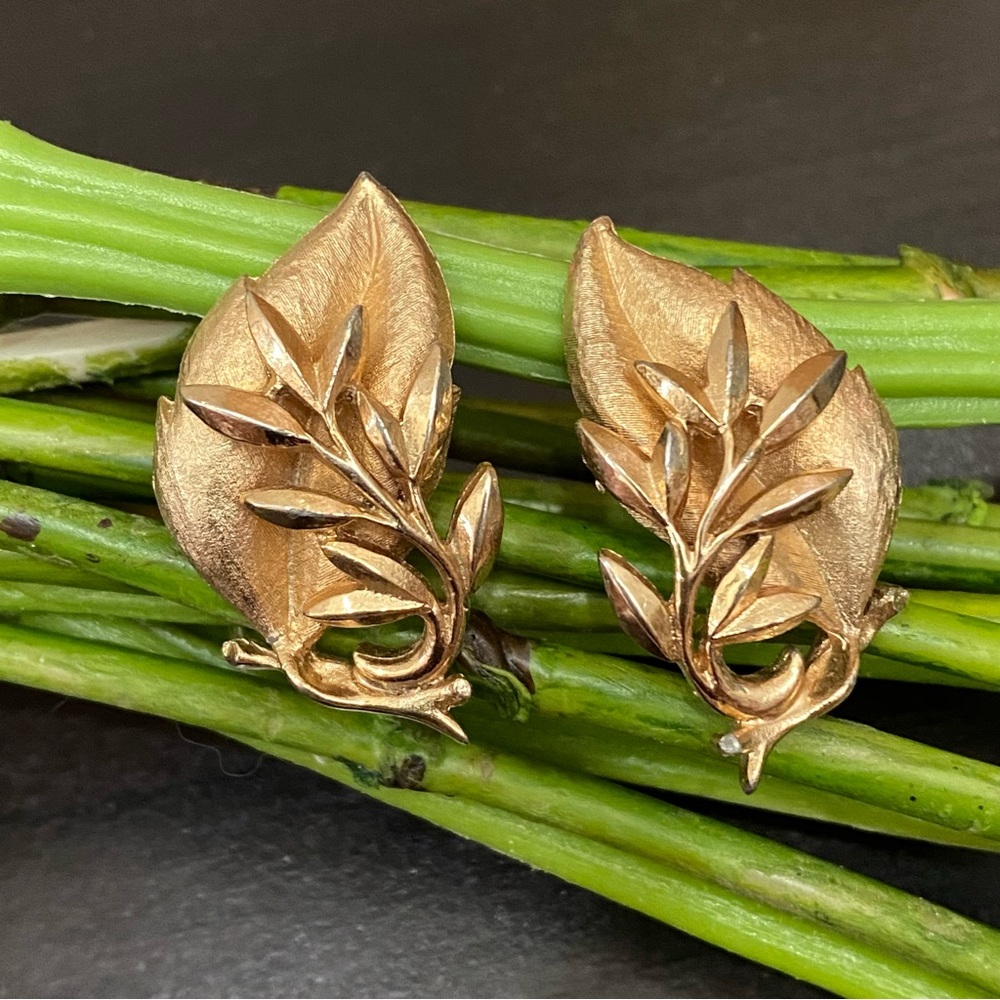 Vintage 60’s SARAH COVENTRY Sea Whispers Brushed Gold-tone Leaf Clip On Earrings